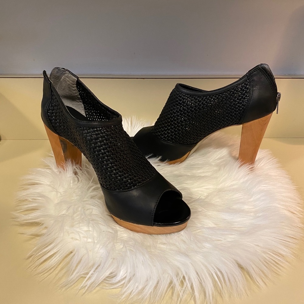 BANANA REPUBLIC Leather platform peep-toe heels